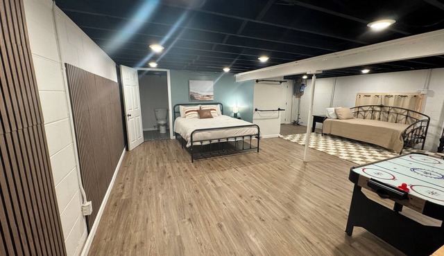 Charming 2-bedroom townhome with AC, WiFi in wonderful Elgin