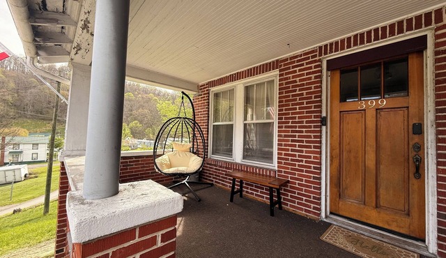 Charming 2-bedroom trail house in Bramwell, WV