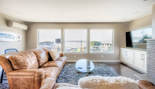 Charming 2-bedroom unit with WiFi, AC with amazing Puget Sound view in Tacoma