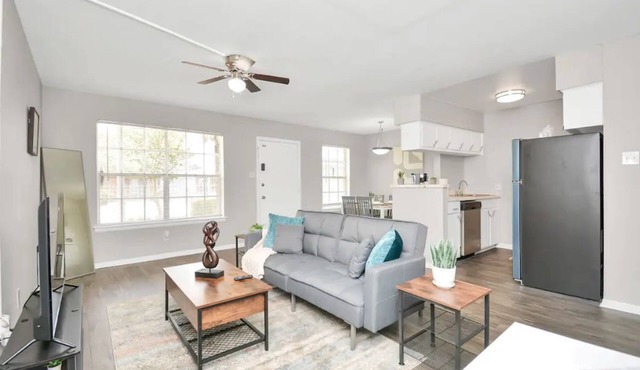 Charming 2-Bedroom unit with a Pool, Work Desk & Free Wi-Fi