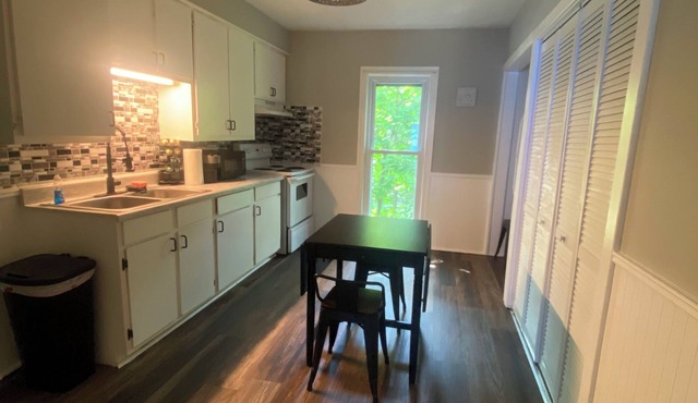 Charming 2-bedroom upstairs apartment in lovely Chardon with AC