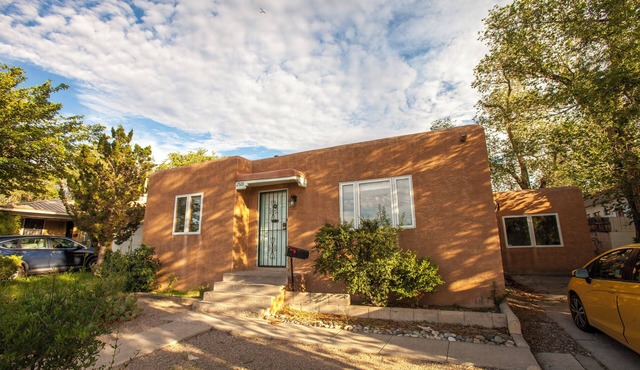 Charming 2-bedroom house with WiFi, AC in brilliant Albuquerque