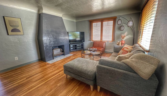 Charming 2-bedroom house in fabulous Nob Hill Albuquerque with WiFi, AC