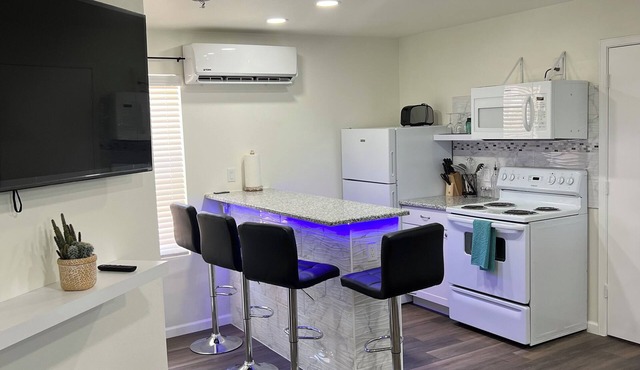 Charming 2-bedroom condo in wonderful Albuquerque with WiFi, AC.