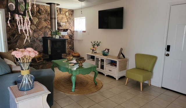 Charming 2-bedroom apartment in delightful Apple Valley with AC, WiFi