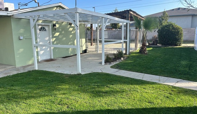 Charming 2-bedroom house with WiFi, AC in welcoming Bakersfield