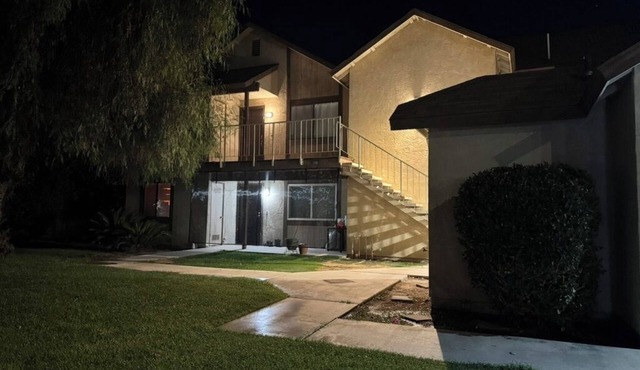 Charming 2-bedroom upper apartment in a quiet Bakersfield neighborhood with AC