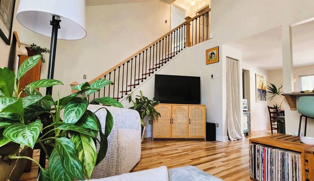 Charming 2-bedroom townhome in delightful Ballston Spa with WiFi, AC