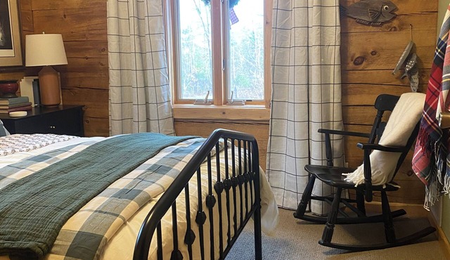 Charming 2 bedroom cabin w/loft on White Ash Lake