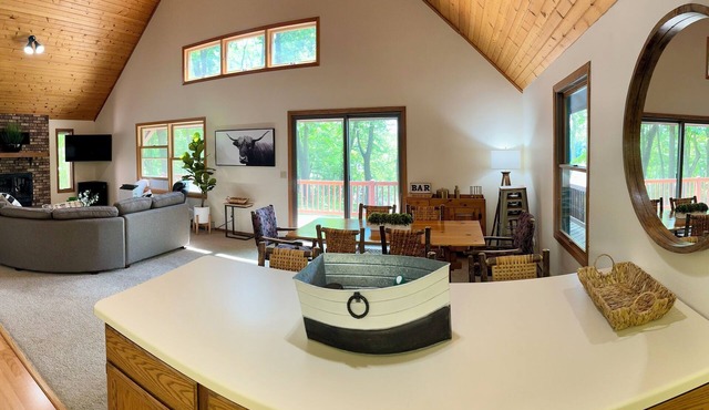 Charming 2-bedroom cabin with AC and WiFi on Balsam Lake