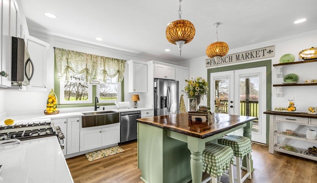 Charming 2-bedroom farmhouse in wonderful Barnesville with WiFi, AC