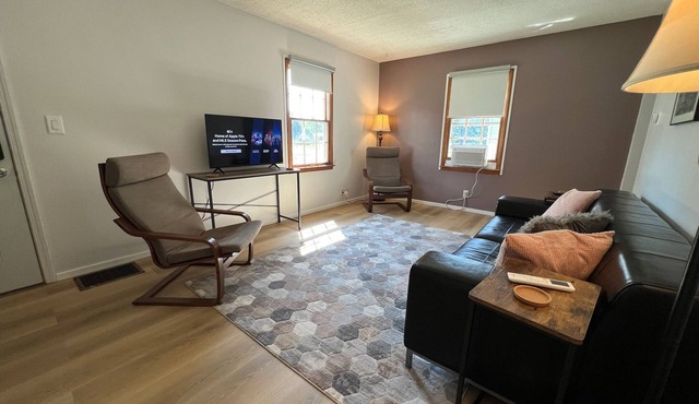 Charming 2-bedroom house minutes from downtown Battle Creek.