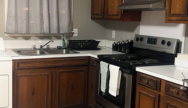 Charming 2-bedroom apartment with free WiFi centrally located in Blytheville.