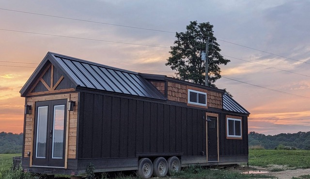 Charming 2-bedroom Tiny House with WiFi, AC in relaxing Brooksville