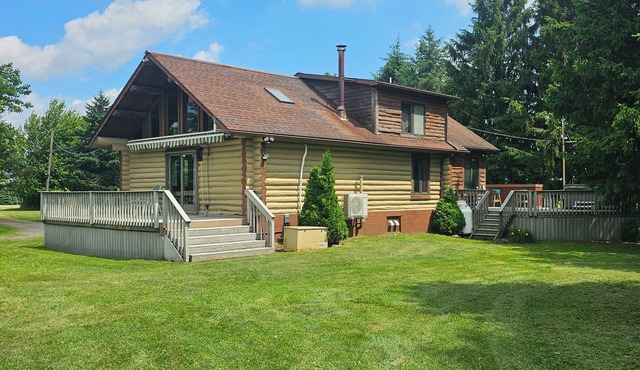 Charming 2-bedroom cabin with WiFi, Hot Tub, large decks in amazing Canandaigua
