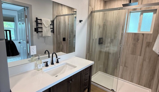 Charming 2-bedroom farmhouse in delightful Captain Cook with WiFi