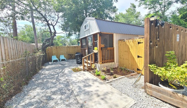 Charming 2 bedroom tiny barn with WiFi and AC in quaint Casselberry
