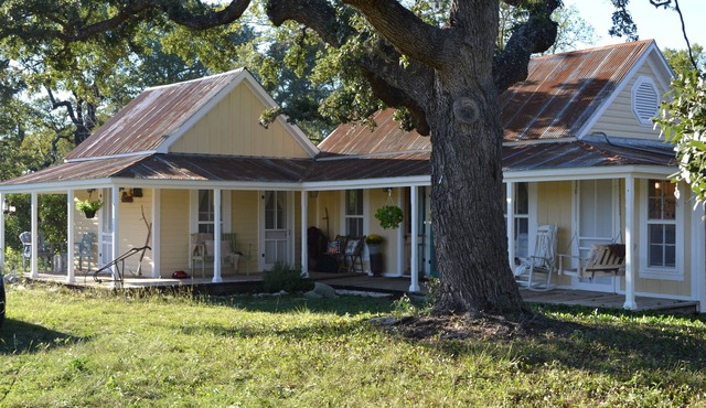 Charming 2-bedroom cottage on the River with 5 acres