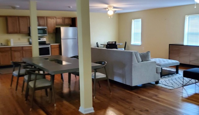 Charming 2-bedroom 2nd floor apartment with WiFi, AC in lovely Charles Town