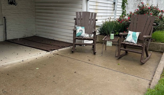 Charming 2-bedroom house with WiFi, AC in welcoming Charlestown