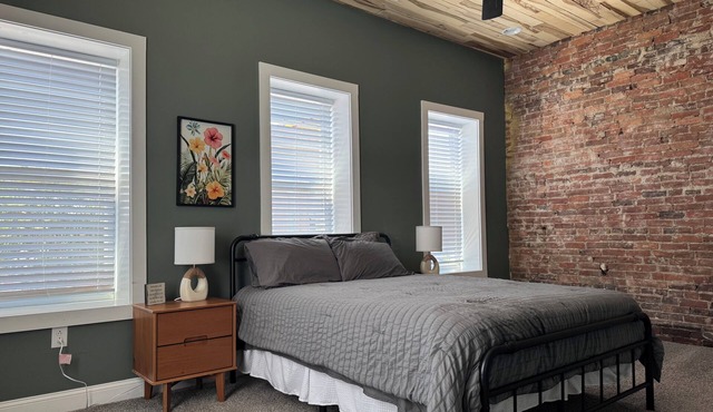 Charming 2-bedroom apartment on the downtown square