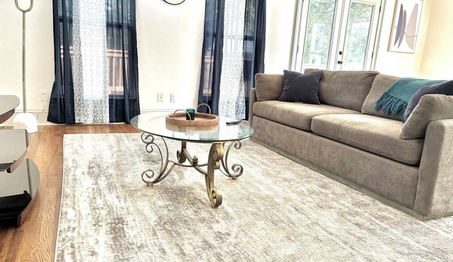 Charming 2-bedroom house in College Park with WiFi and AC, near the Airport.