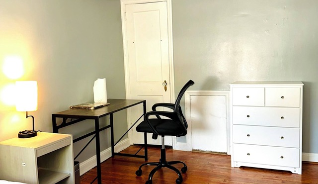 Charming 2-bedroom house in Drexel Hill with laundromat ,parking& trolly station