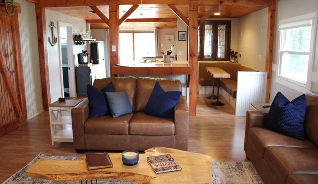 Charming 2-bedroom Lake Cottage