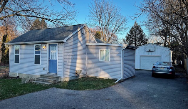 Charming 2-bedroom house in quiet East Lansing neighborhood
