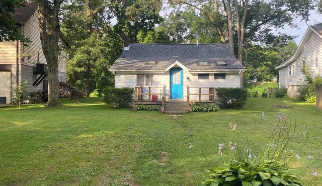Charming 2-bedroom bungalow with AC, WiFi,washer and dryer, ON THE CREEK.