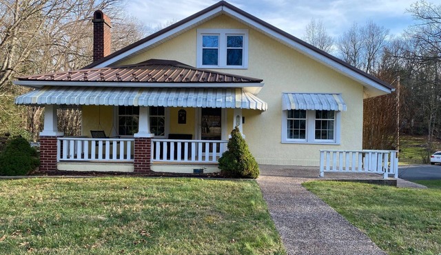 Charming 2-bedroom house in Fayetteville close to National Park and downtown.