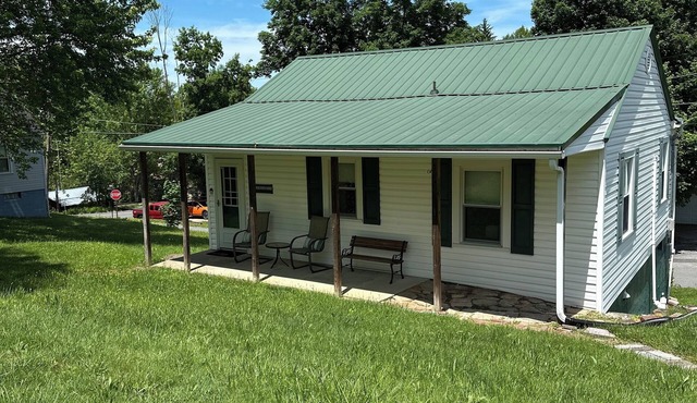 Charming 2-bedroom house. Walk to town Quiet neighborhood. 1 mile to NRG bridge!