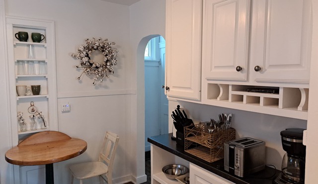 Charming 2-bedroom cottage with WiFi, AC in enjoyable Fort Madison