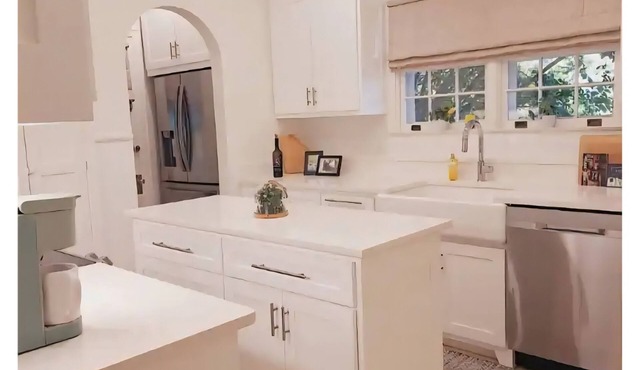 Charming 2-bedroom Cottage in the City of Gainesville. Minutes from everything!