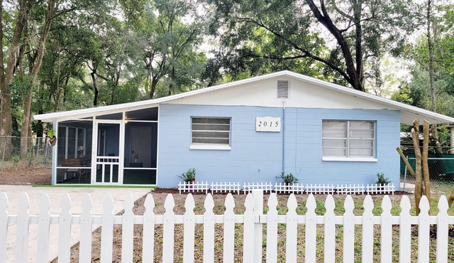 Charming 2-bedroom House with Office Space-Close to UF & Shands Hospital