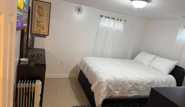 Charming 2-bedroom house with fitness room and AC in Glen Burnie