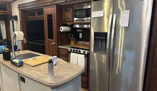 Charming 2-bedroom RV w full access to Beach tiki barpool 30 min Jacksonville