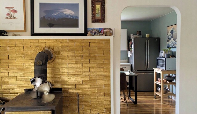 Charming 2-bedroom house in the tranquil Applegate. In the heart of wine country