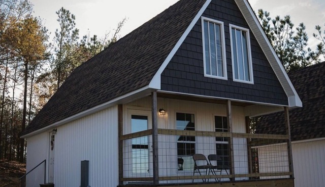 Charming 2-bedroom cabin with WiFi, AC 5 minutes away from Lake Guntersville