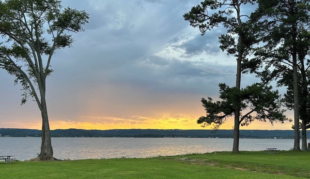 Charming 2-bedroom cottage, sleeps 2-4, with WiFi & AC in adorable Guntersville