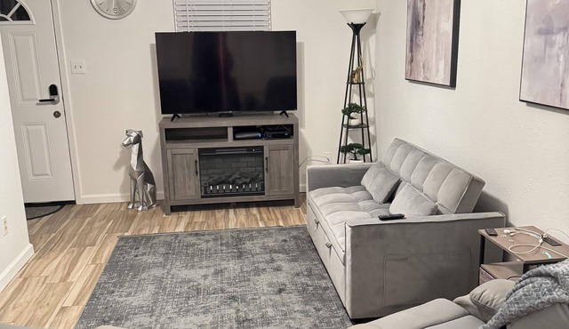 Charming 2-bedroom house with WiFi and AC in lovely Haltom City