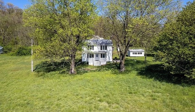 Charming 2-bedroom house farmhouse 15 minutes from downtown Harrisonburg & JMU