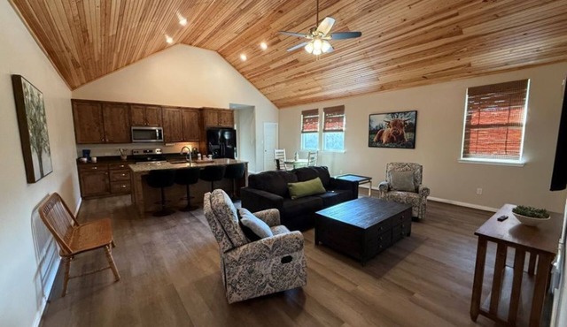 Charming 2-bedroom apt in lovely Honey Grove TX. Minutes from Boi D'Arc Lake!