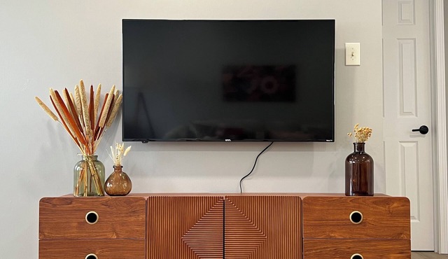 Charming 2-bedroom fully fenced house with workstation in fabulous Indianapolis