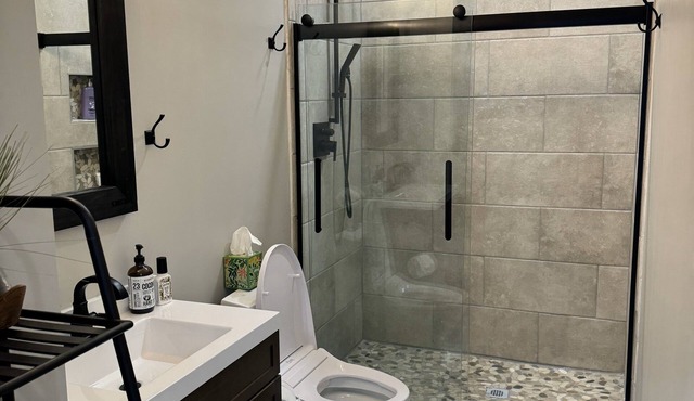 Charming 2-bedroom House in Downtown Indy with Fenced-in Backyard