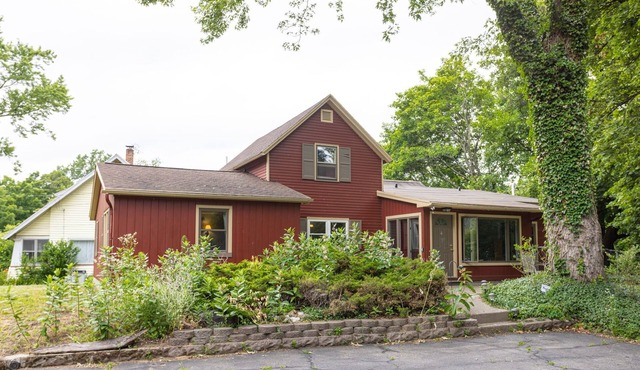 Charming 2-bedroom farmhouse w Jacuzzi