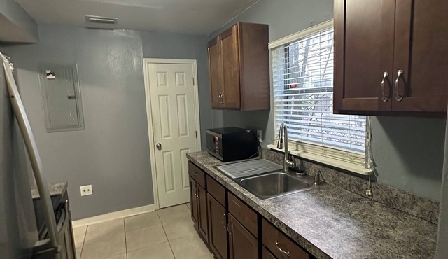 Charming 2-bedroom apartment with AC, WiFi in terrific Jacksonville