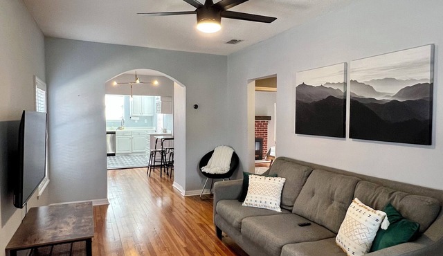 Charming 2-bedroom house 2 Porches, WiFi, AC & Firepit in Historic Neighborhood