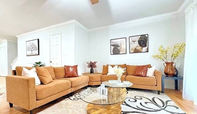 Charming 2-bedroom townhome in lovely Jacksonville with AC, WiFi