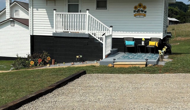 Charming 2-bedroom house with WiFi, AC in excellent Jonesborough